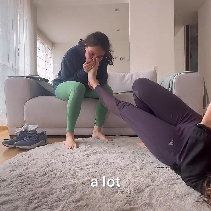 Großes, verschwitztes weibliches fuß-wrestling