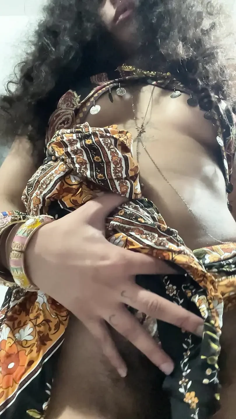 拉丁阿拉伯女神与她毛茸茸的阴户在 Boho 裙子下（戏弄）