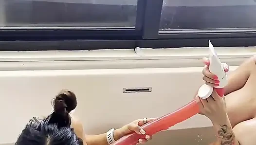 Latin kötüler çoklu orgazm için çift taraflı dildo paylaşıyor