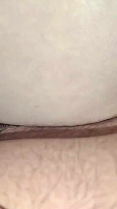 Mi novia se burla de mí con sus lindos pies, así que me meto mi polla en su boca | Clip 2