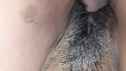 Ванессинья позвала меня на диван, так что она была полностью гола передо мной сзади