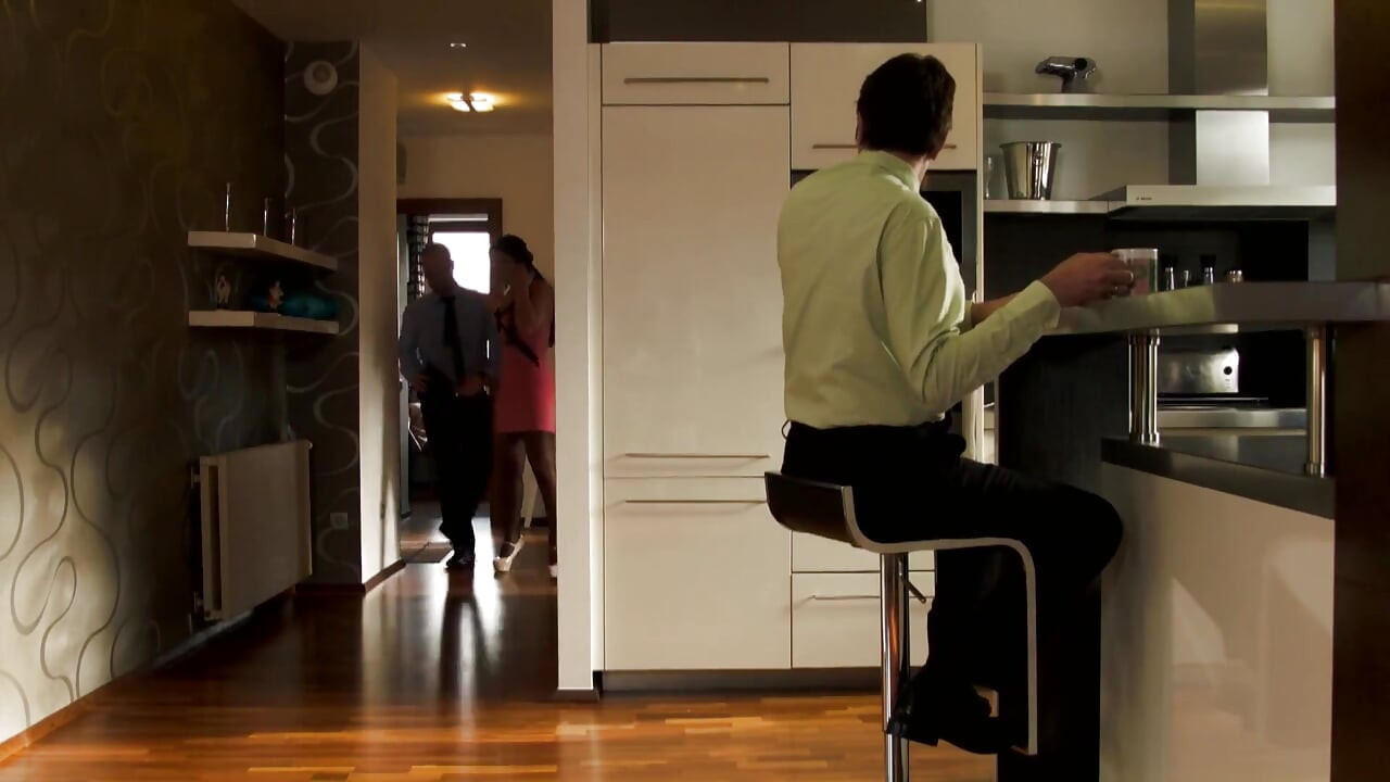 Blonde milf en hete brunette zuigen dikke pik en neuken rauw in een trio