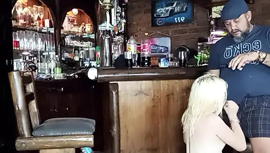 Meine freundin lutscht mich und der schwanz meines freundes kommt in den hals und auf titten