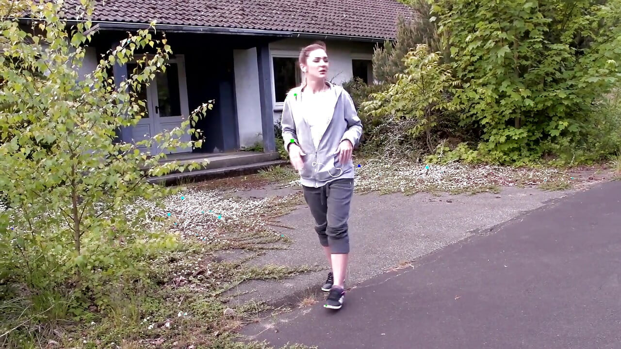 Pasangan seksi masuk ke dalam seks luar selepas rutin harian mereka, yoga dan berjoging