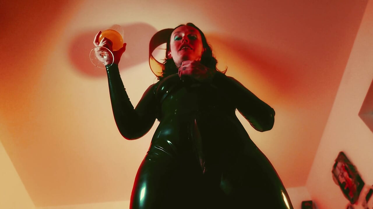 Göttliche Hingabe: latex-anbetung, Spucke, Gas - und Toilettentraining pOV
