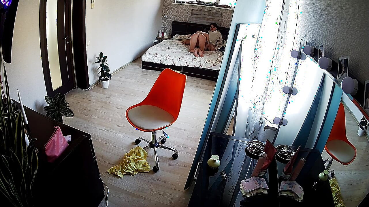 Kamila erter Danildo og suger kuken hans