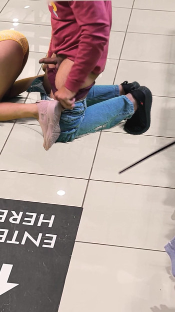 Zapanjujući trenutak iz "Komal Bazara su ljudi ispred njih bili iz zabave tako otvoreno odbijajući ih."