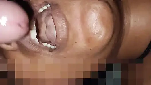 Meine frau brachte meine frau dazu, wasser aus meinem schwanz zu trinken