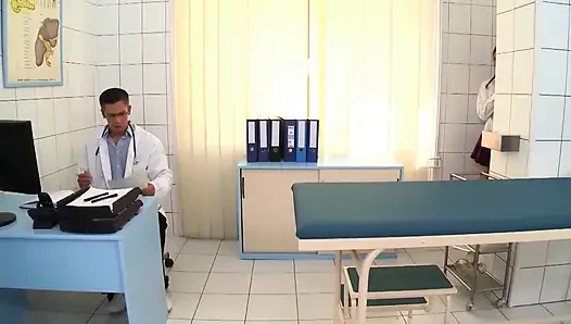 Ujian dokter berubah menjadi seks hardcore