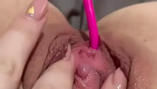 Syper close up Bored hot milf inserts vibrator and fingers pussy