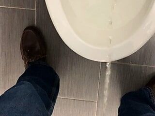 Travessuras no banheiro masculino