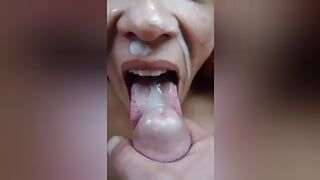 Menghisap zakar dan deepthroat di bawah pantat selimut di udara