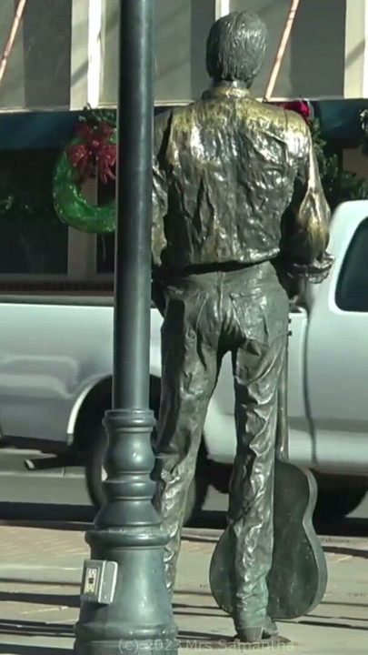 Mrs Samantha 'ยืนอยู่หัวมุมใน Winslow Arizona' และขับมัสแตงสีแดงของเธอ | คลิป 1