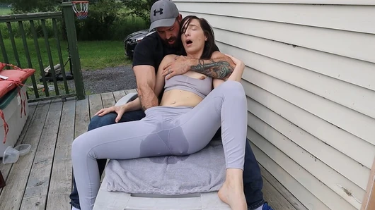 Squirt romantique en plein air dans un pantalon de yoga - avec Jess et Tony