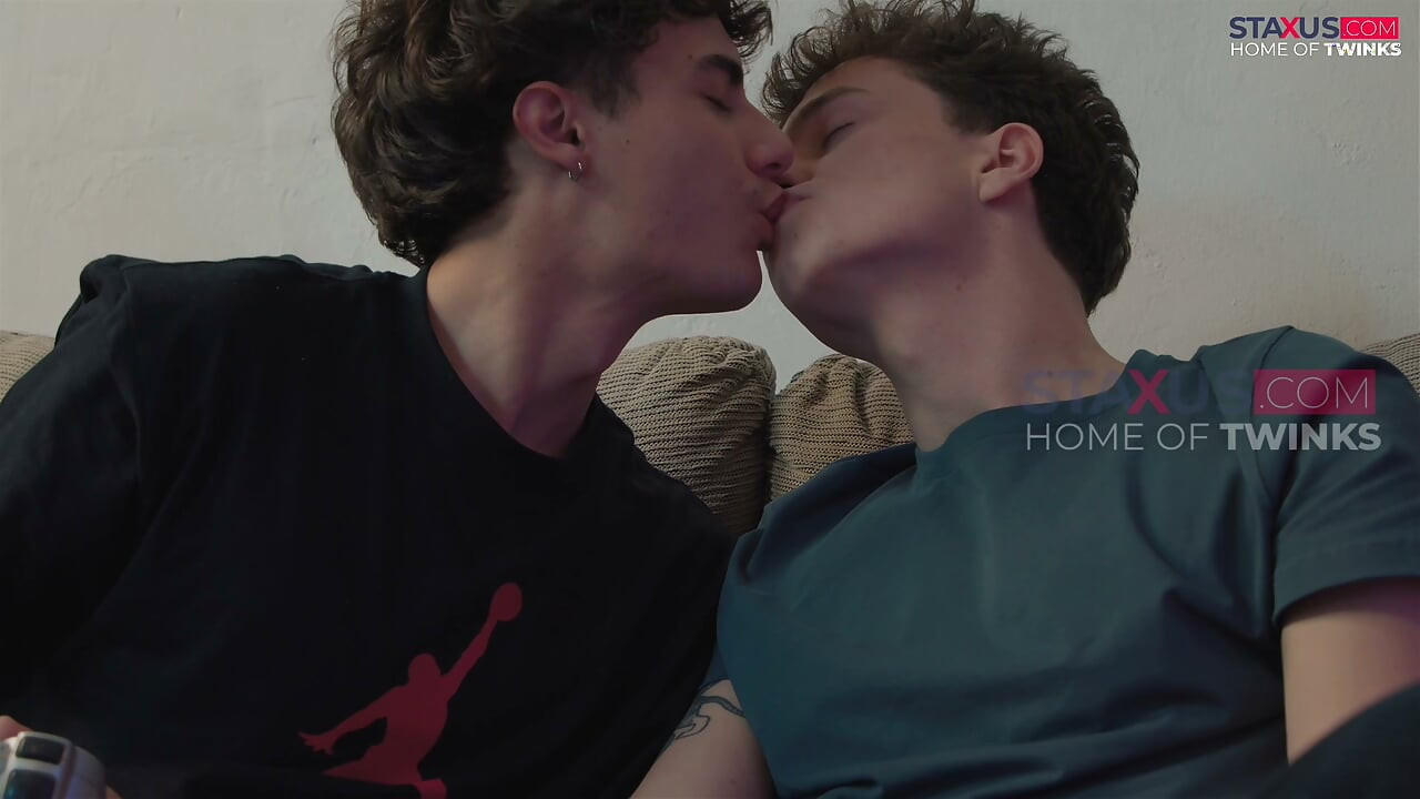 STAXUS :: Show me how you kiss your girlfriend !