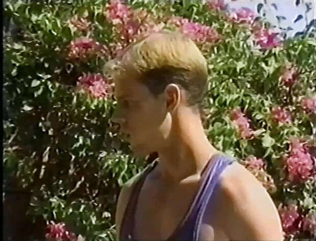 Pool guy loves to fuck his male clientele outside