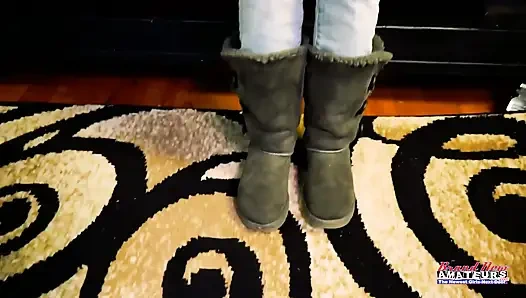 Sabrina si cewek bertato rambut cokelat dengan memek berbulu lagi asik ngocok kontol penuh gairah!