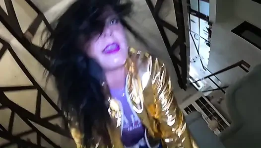 Parlak fetiş orta yaşlı seksi kadın derlemesi. Downjackets, deve frikiği, sigara içme, anal ve sert boşalma oyunu