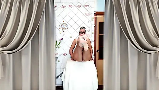 Heiße reife hausfrau lukerya zieht sich aus und neckt mit ihren riesigen titten in der küche