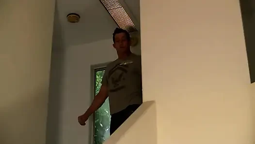 Юная Крошка Скачет На Жестком Члене На Диване