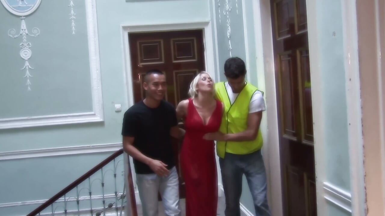 Blondă țâțoasă într-o rochie roșie este futută în grup, dublu penetrată și acoperită de spermă