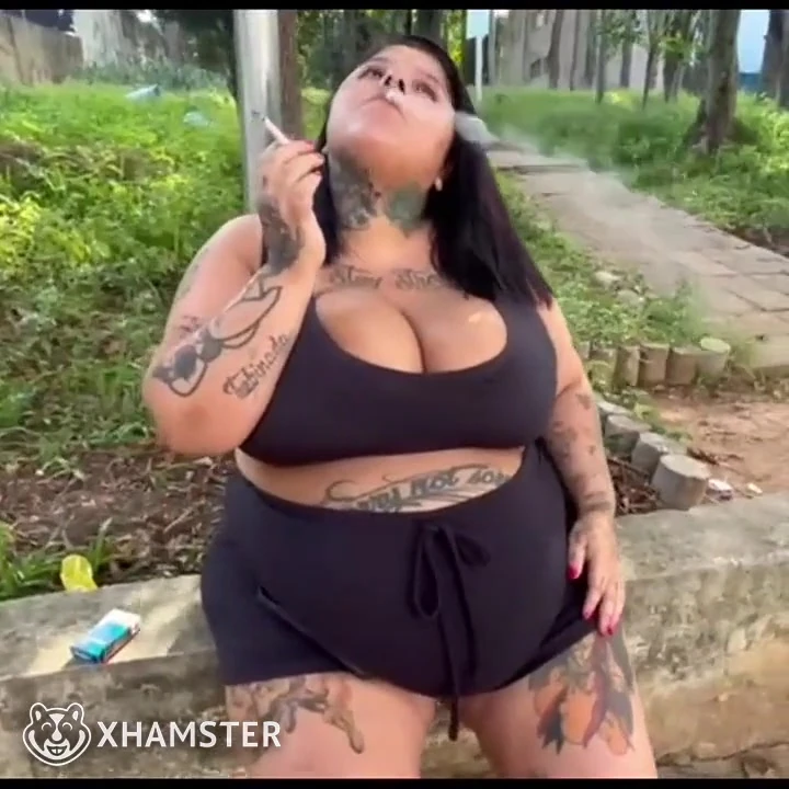 BBW tanrıçası halka açık yerde sigarasını içiyor