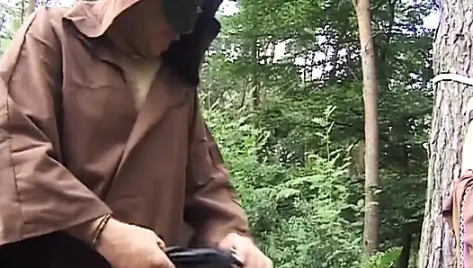 Bağlı olgun sarışın orta yaşlı seksi kadın ağaca karşı anal sikiliyor