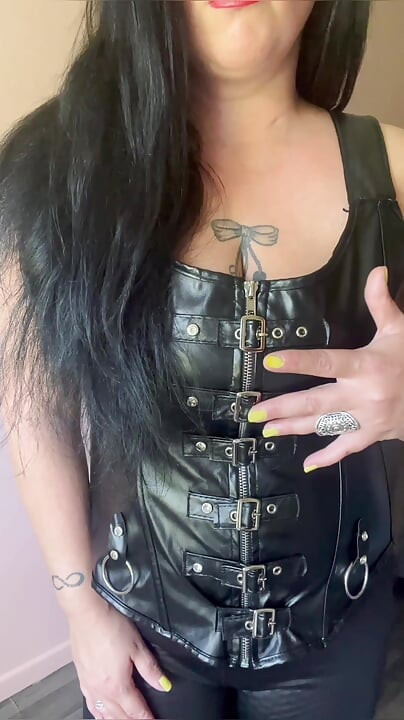 가죽 및 라텍스 숭배자들을 위한 JOI