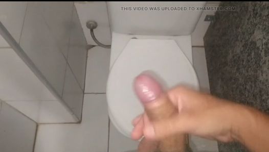 Stimulation de la prostate avec saucisse et bite excitée dans la salle de bain au travail.