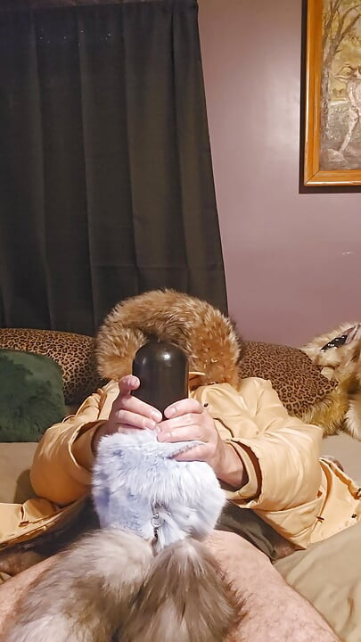 In mijn grote harige kap met behulp van penispomp gewikkeld in bont en staart