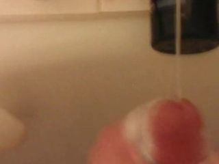 Grote cumshot (6 sprongen) onder de douche