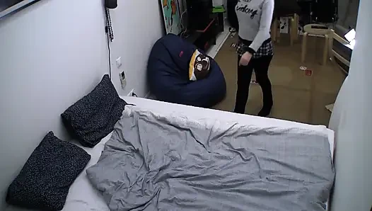 Amatör genç kız yatağında seksi bir şov yapıyor