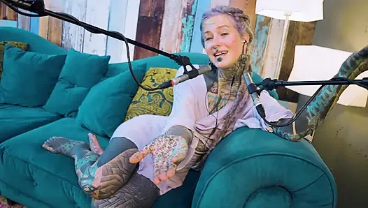 Ich spreche über B - Bordem - ASMR podcast SFW spricht goth dünnes mädchen dreadlocks tattoo model inked mädchen