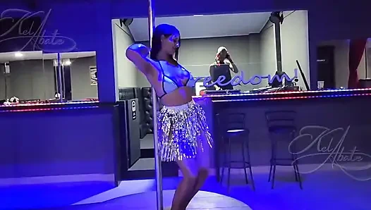 Am Ende der Karnevalsparty sah der Dj mich an und ich konnte nicht widerstehen, ich ging ihm es auf der Kabine!!