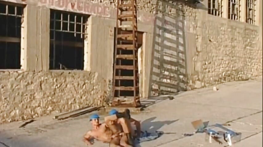Mladi mišićavi pastir jebe svog obdarenog ljubavnika napolju i isporučuje ogromnu spermu