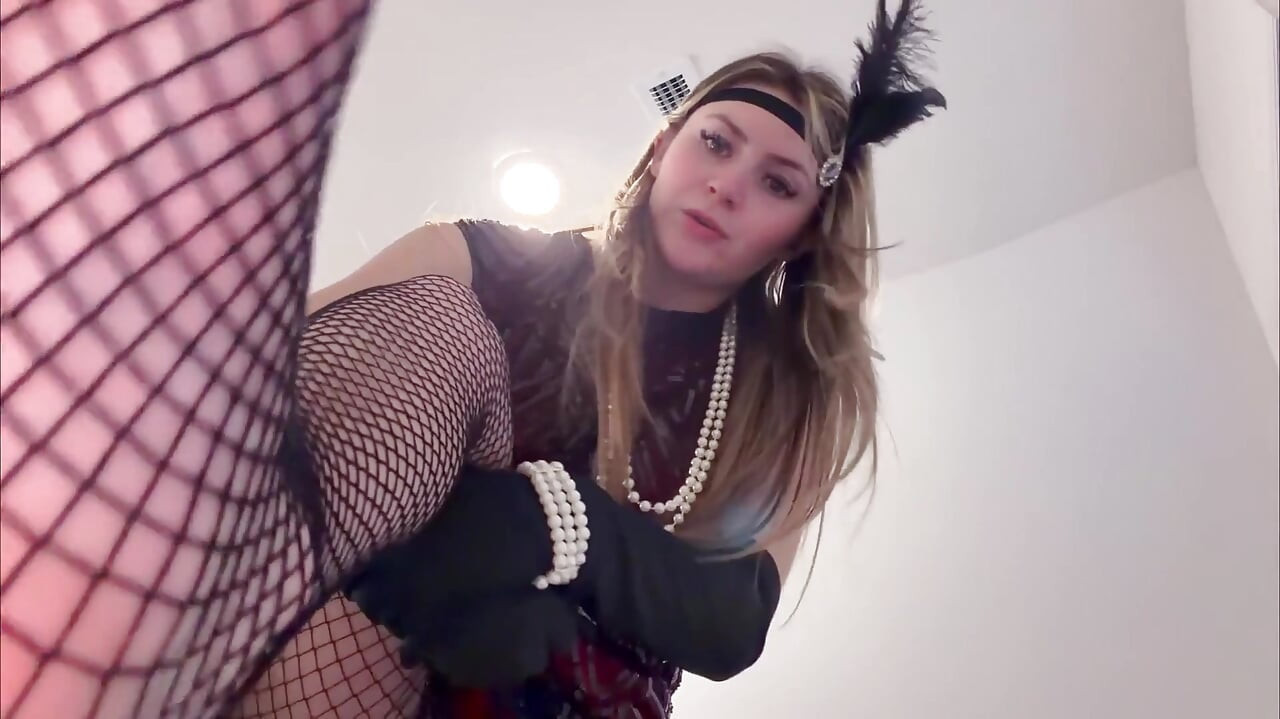 London Evans' brølende 20-talls Giantess Fantasy 4K POV Tiny Thrills venter