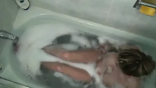 Büyük memeli orta yaşlı seksi kadın Leeanna'nın seksi köpük banyosu