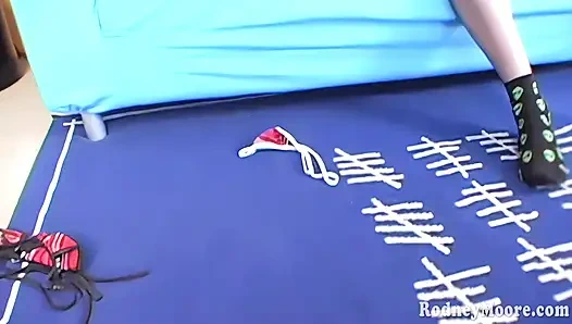 Klasik kızıl saçlı tatlı kız kızıl çalıyı yutuyor