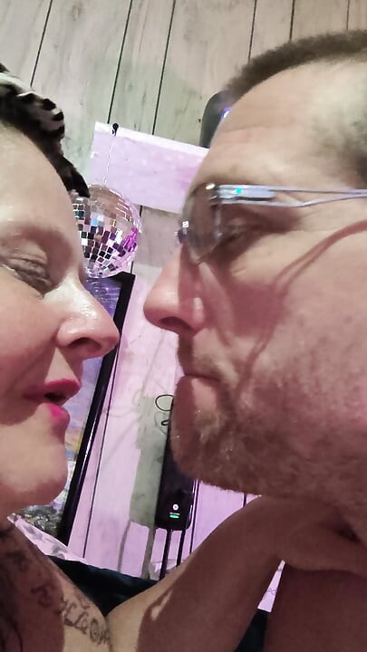 Igra je postala vruća ljubljenje uz sve što su dobili