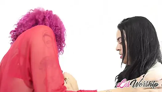 Tiffany ve Lidi, latin vixens, ormanda vahşi sikişiyor. Parmakla sikiş, anal oyun ve takma yarakla sikiş.