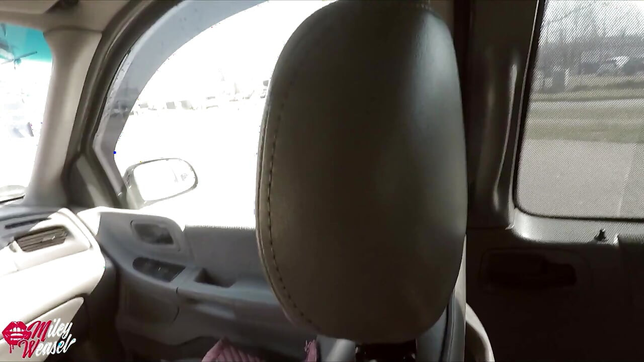 變態金髮女郎在洗車時屁股被奶油塗滿