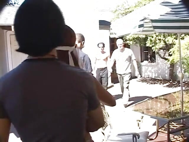 فاتنة شابة لا تستطيع رؤية من هو الديك الذي تمص