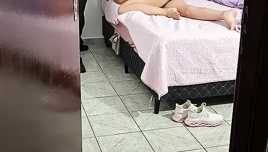 Ayah tiri membantu putri tiri melepas pakaiannya untuk tidur.