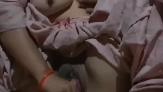 Allein im haus beruhigt eine frau ihre muschi mit der aubergine