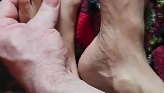 Melove seksi küçük küçük ayakları temizliyor
