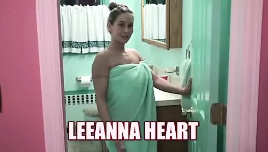 Сексуальная круглая ванна грудастой милфы Leeanna