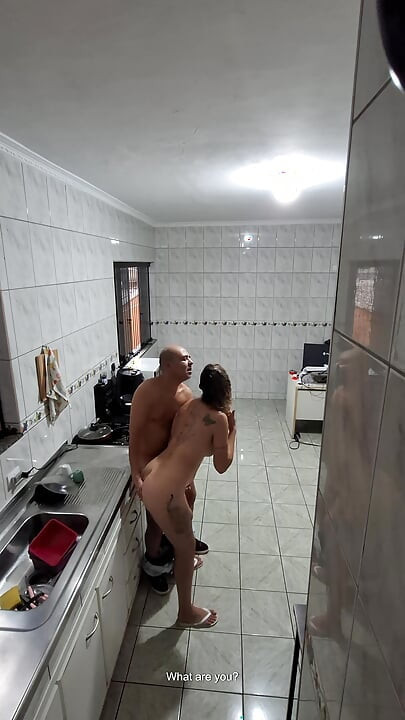 Servitoarea a fost de acord să se dezbracă și să aibă parte de o ejaculare pe față.