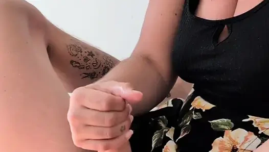 Хотвайф дрочит во время истории