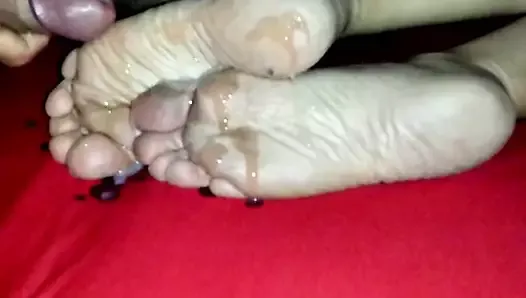 Cumshot on small dirty soles FEET