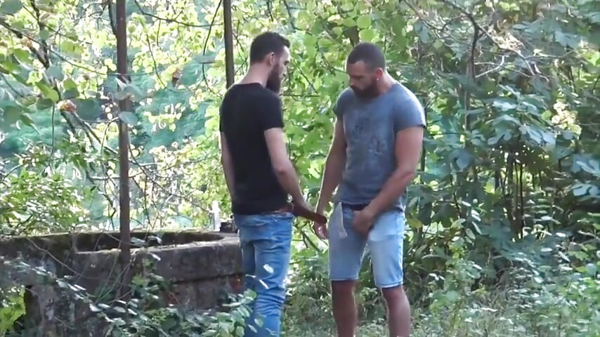 Enzo Rimenez fucked barebakc by hairy xxl cock in exhib